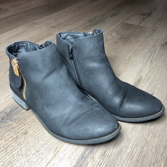 Chelsee Collected II Ankle Boot - Picture 2 of 9
